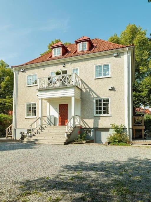 Beautiful And Modern Accommodation Near Stockholm City Exterior photo